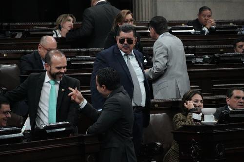 Decreto 12-2025, legalización bienes inmuebles Mineduc, 02