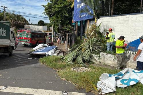 Una valla publicitaria cayó frente a una escuela en Escuintla, aunque no dejó heridos. (Foto: Conred)