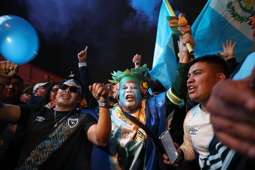 No faltó el cantico de "Vamos Guate" en una noche emotiva en el CAR. (Foto: Bryan Anton)