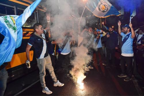 La afición encendió bengalas para apoyar a la Sele en la zona 15. (Foto: Estuardo Paredes)