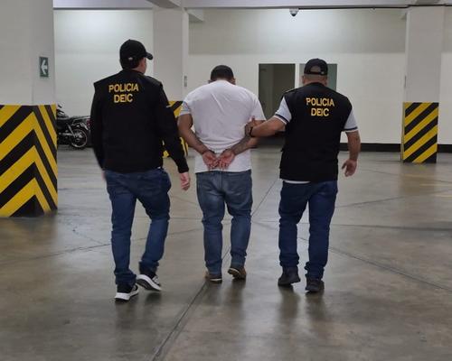 El detenido fue trasladado al juzgado correspondiente para resolver su situación legal. (Foto: PNC)