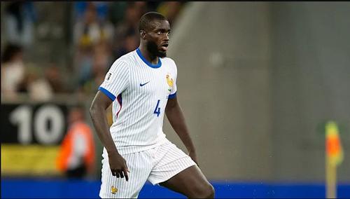 El central de la selección francesa fue elogiado por el capitán Mbappé en la previa del duelo contra Ucrania. (Foto: Getty Images) 
