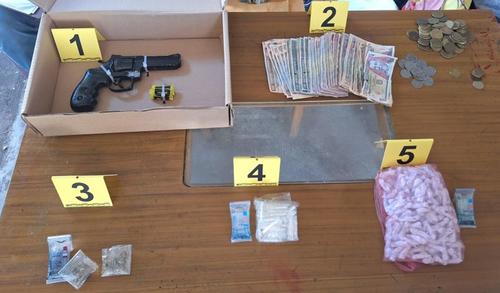 Un revólver con reporte de robo es parte de lo incautado en este allanamiento. (Foto: PNC)