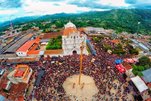 La danza del Palo Volador se presenta ante una multitud en los festejos de la feria que se celebra a mediados de julio. (Foto: Marvin Vásquez/Colaborador)
