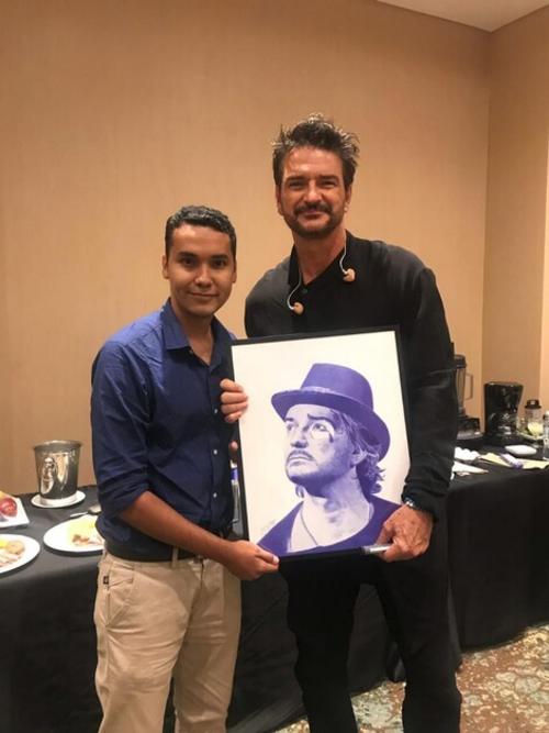 El joven se las ingenió para entregar su obra a Ricardo  Arjona. (Foto: Carlos Monroy/Colaborador)