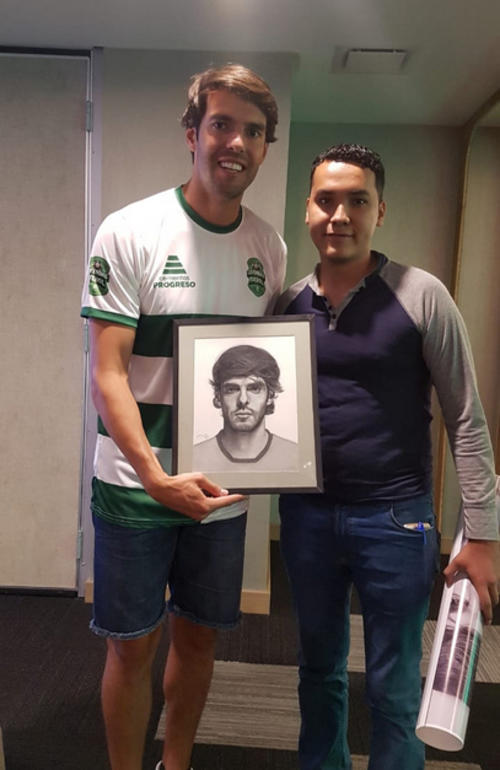También le entregó un retrato al futbolista Ricardo Kaká. (Foto: Carlos Monroy/Colaborador)