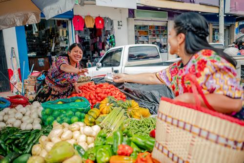 Prefiere frutas y verduras frescas, como las del mercado, llenas de sabor y nutrientes que fortalecen tu salud. (Foto: Shutterstock)