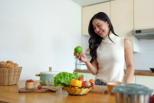 Si tienes hambre, elige una manzana verde, es rica en fibra y buena para tu digestión. (Foto: Shutterstock)