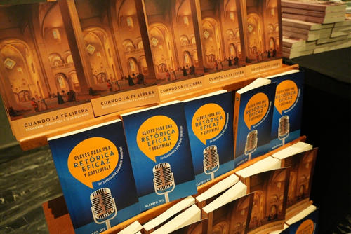 Durante la actividad estuvieron a la venta ejemplares de textos del Instituto Fe y Alegría. (Foto: Nuestro Diario)