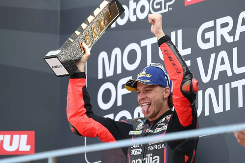 "No podía haber terminado mejor. Vamos a celebrarlo, pero el martes ya arranca 2026", dijo Bezzecchi. (Foto: AFP) 