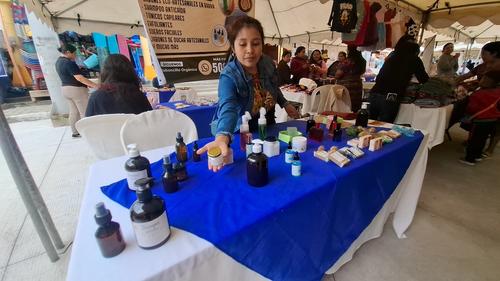 Edith Ramírez muestra los productos naturales que elabora en su taller de Santiago Atitlán. (Foto: Alfonso Guárquez/Colaborador)