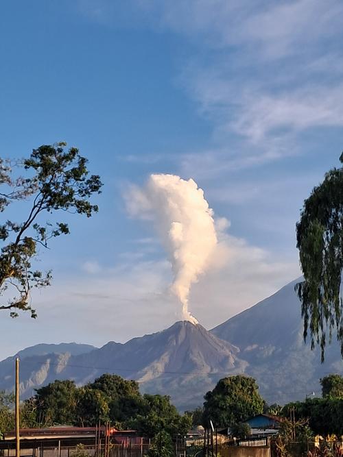 El volcán Santiaguito ha provocado columnas de ceniza de hasta 1,000 metros de altura. (Foto: Conred)