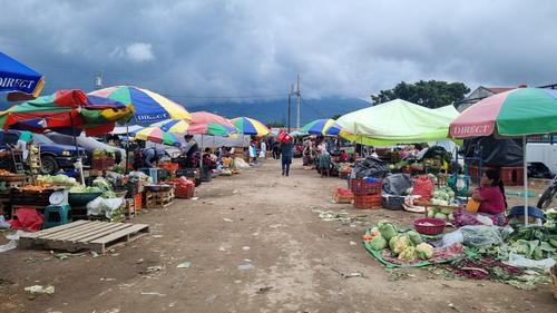 Ventas del mercado en los campos de La Pólvora. (Foto: RRSS)
