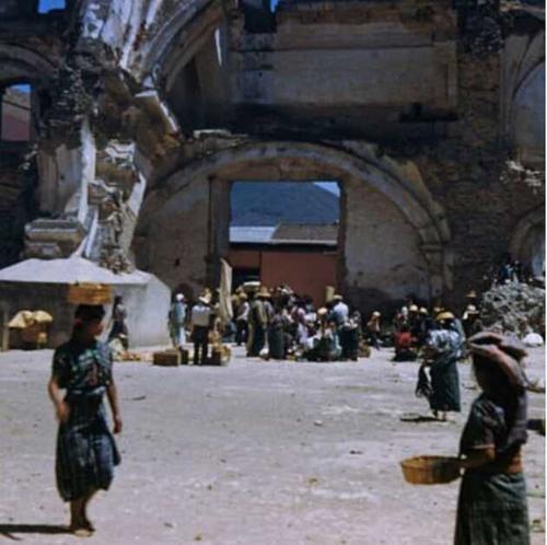 Vendedores en el antiguo mercado en 1950 en las ruinas de la Compañía de Jesús. (Foto: RRSS)