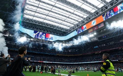 La afición respondió masivamente al estreno de la liga de futbol americano en el Bernabéu, creando un ambiente único. (Foto: RR. SS.) 