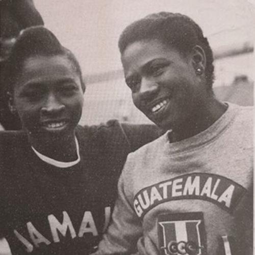 En citas internacionales La "Gacela" (derecha), compartió con atletas de Jamaica, la tierra de origen de sus mayores. (Foto: Fidel Echeverría)