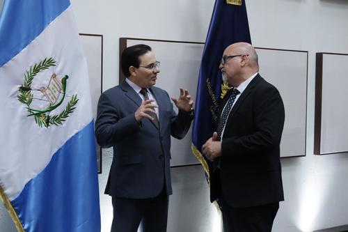 El ministro de Gobernación, Marco Antonio Villeda, mientras platica con uno de los delegados del FBI. (Foto: Mingob)
 