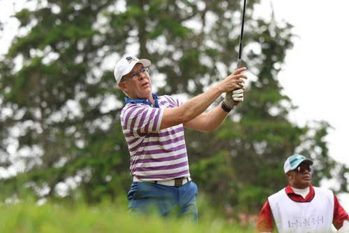 Jorge Luis Arzú, fue captado en el tee del hoyo 11, durante el segundo día de competencia, en la división Senior. (Foto: Saulo López / Asogolf)