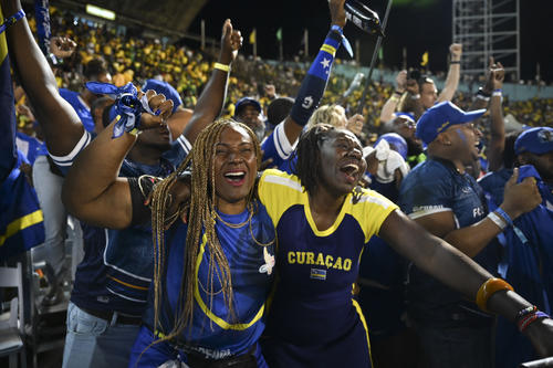 Algunos aficionados dijeron presente en el estadio nacional de Kingston para alentar a su selección en el último duelo de las eliminatorias. (Foto: AFP)