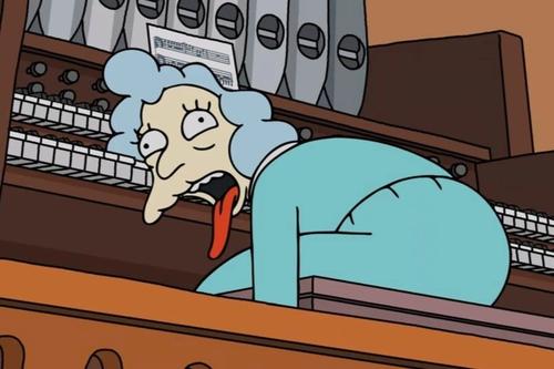 La escena muestra a Alice desplomándose mientras toca el órgano. (Foto: X)