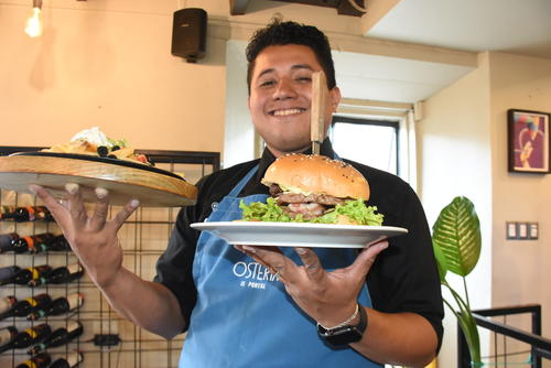 Según turistas, estas son las mejores hamburguesas que se pueden degustar en el Centro Histórico de la ciudad. (Foto: Erick Colop/Colaborador)