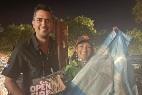 El equipo guatemalteco estuvo conformado por Enrique Ruiz-Matamoros y Beliza Ruiz-Matamoros, acompañados por parrilleros de México y El Salvador. (Foto: Sociedad del Asado Guatemala)