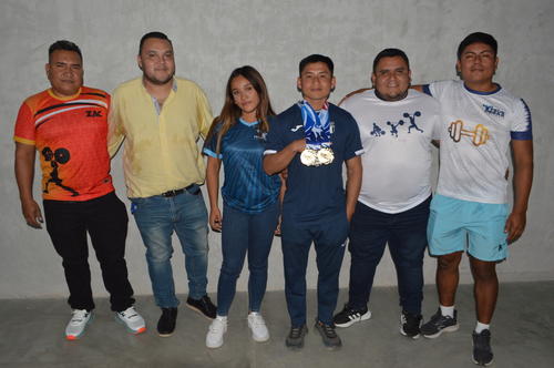 Entrenadores, atletas y delegados de la Asociación de Pesas, le dieron la bienvenida Henry Esquivel después de su última participación. (Foto: Juan Carlos Aquino/Colaborador)