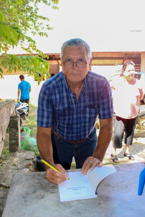 La población asiste a cada uno de los lanzamientos del autor. (Foto: Carlos Monroy/Colaborador)