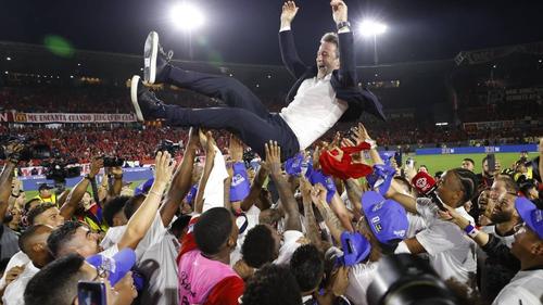 Entre festejos, los jugadores canaleros elevaron al técnico para celebrar el pase al Mundial. (Foto: RR. SS.)