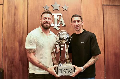 Jorge Broun y Ángel Di María fueron los jugadores presentes en la entrega del premio. (Foto: AFA)