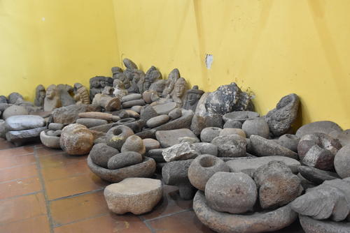 Piedras de diferentes formas están en una de las secciones de la exhibición. (Foto: Marvin Pos/Colaborador)
