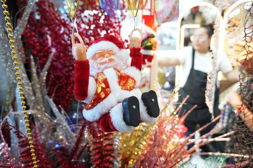 Accesorios graciosos navideños también acompañan los Nacimientos del pie de los árboles de Navidad. (Foto: Wilder López)