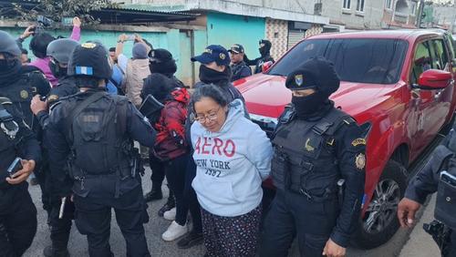 En el operativo de seguridad fueron capturadas dos mujeres que se encontraban con alias "Cartoon" al momento del allanamiento.  (Foto: PNC) 