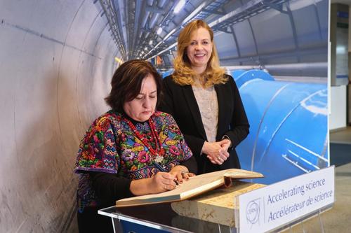 Gabriela Montenegro Bethancourt firma el acuerdo que busca establecer un marco de colaboración técnica en física de alta energía. (Foto: Senacyt)