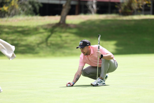 La precisión es clave a la hora de puttear en el green, y así tratar de embocar la bola en el hoyo que está en juego. (FOTO: Saulo López / ASOGOLF)