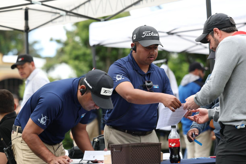 El equipo de trabajo de la organización, recibe las tarjetas de los diferentes jugadores, que van terminando sus respectivas rondas. (FOTO: Saulo López / ASOGOLF)
