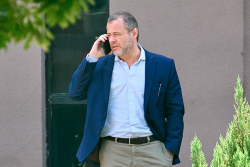 Paulo Cunha Bueno, abogado del expresidente brasileño Jair Bolsonaro, habla por teléfono celular frente a la sede de la Policía Federal en Brasilia. (Foto: AFP/Soy502)