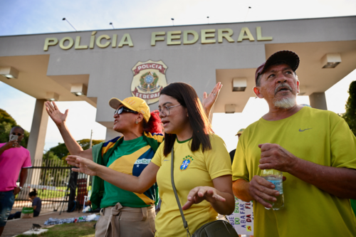 Partidarios del expresidente brasileño Jair Bolsonaro rezan frente a la sede de la Policía Federal en Brasilia. (Foto: AFP/Soy502)