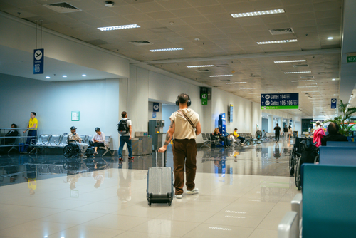 Una de las principales recomendaciones es llegar al aeropuerto con suficiente antelación. (Foto: Canva/Soy502)
