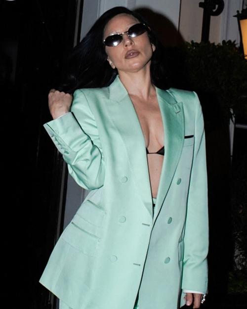 El nuevo estilo marca un regreso a su estética gótica y clásica. (Foto: People)