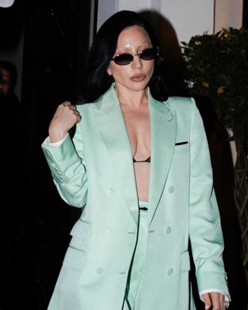 Los rizos oscuros evocan una de las etapas más recordadas de Gaga. (Foto: People)