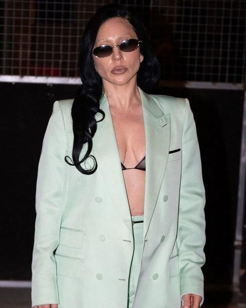 Tras su rodaje en Milán, la artista sorprendió con un look renovado. (Foto: People)