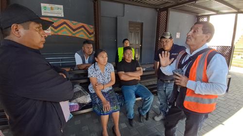 Familiares de Ríos durante la espera de la llegada del cuerpo. (Foto: José Luis Pos/Colaboración)