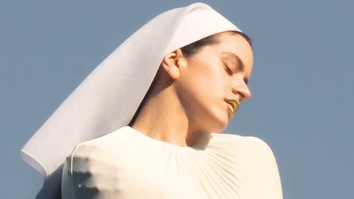 La charla abordó la dificultad de dejar el móvil incluso en momentos simples. (Foto: X)