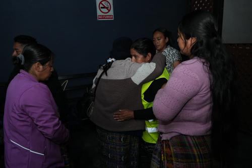 Familiares de María Florinda Ríos Pérez compaginan los documentos para completar el trámite de repatriación. (Foto: Wilder López/Soy502)