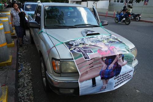 Uno de los vehículos utilizados por la familia de Ríos para recibir sus restos en la capital. (Foto: Wilder López/Soy502)