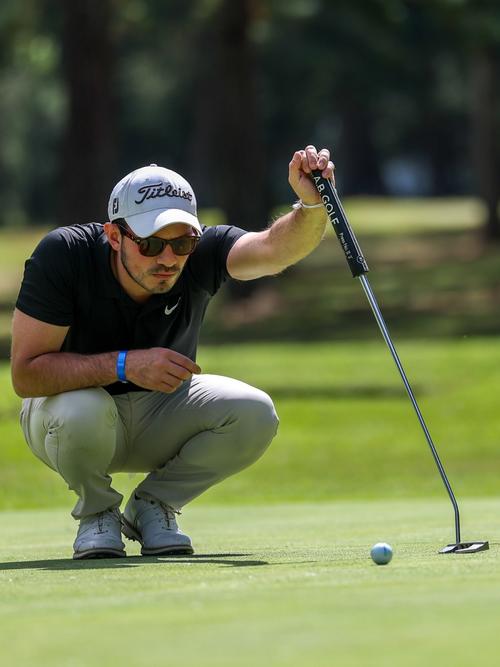 La concentración debe ser máximo a la hora de puttear. El análisis del green, en cuanto a velocidad y caída, es clave para embocar la pelota en el hoyo. (Foto: Saulo López)