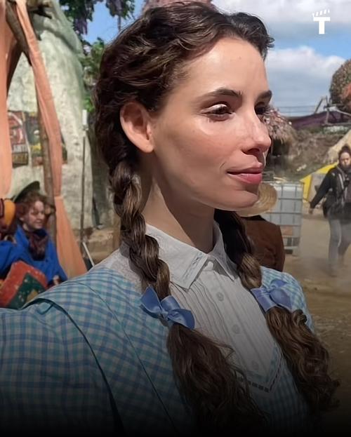 Weaver luce el clásico vestido celeste en la secuela. (Foto: Instagram)