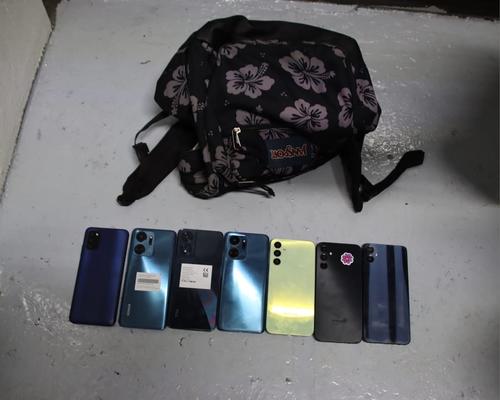 Los capturados llevaban siete celulares en una mochila. (Foto: PNC)