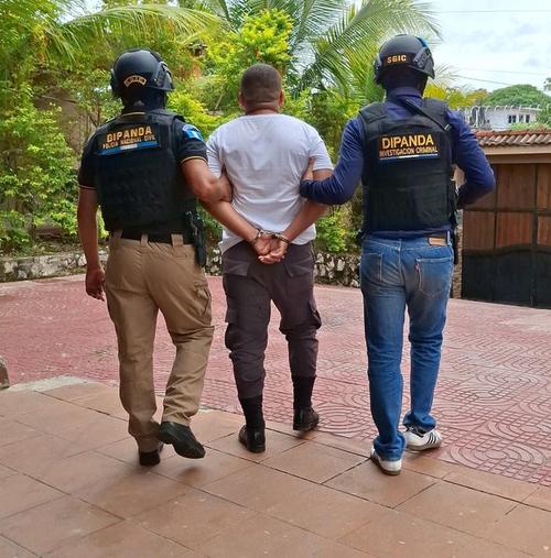 El guardia fue detenido cuando pretendía recoger una extorsión de Q25 mil (Foto: PNC)